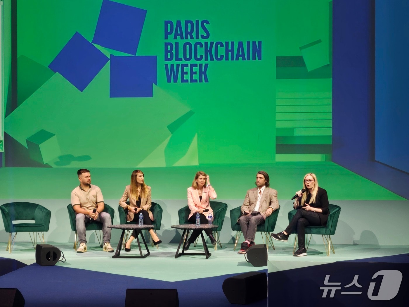 지난 8일 파리 루브르박물관에서 열린 &#39;파리블록체인위크&#40;PBW&#41; 2025&#39;에서 참가자들이 &#39;미카&#40;MICA&#41;가 유럽 가상자산 시장에 미친 영향&#39;을 주제로 토론하고 있다.