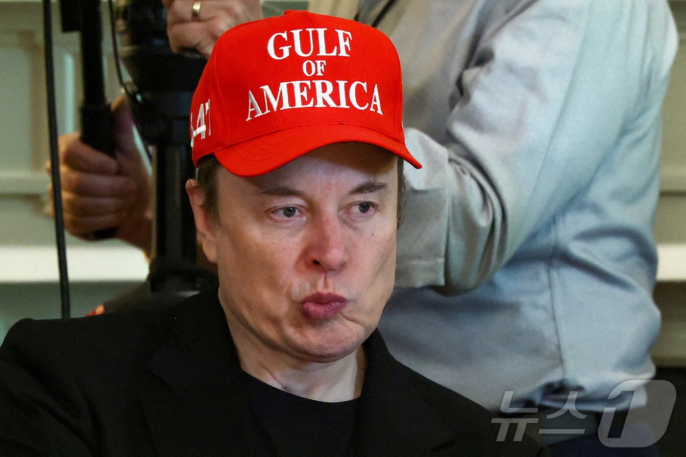 테슬라 CEO이자 정부효율부(DOGE)를 이끌고 있는 일론 머스크가 30일(현지시간) 미국 워싱턴DC 백악관에서 도널드 트럼프 미국 대통령이 주재하는 각료 회의에서 참석자들의 발언을 듣고 있다. ⓒ 로이터=뉴스1 ⓒ News1 류정민 특파원