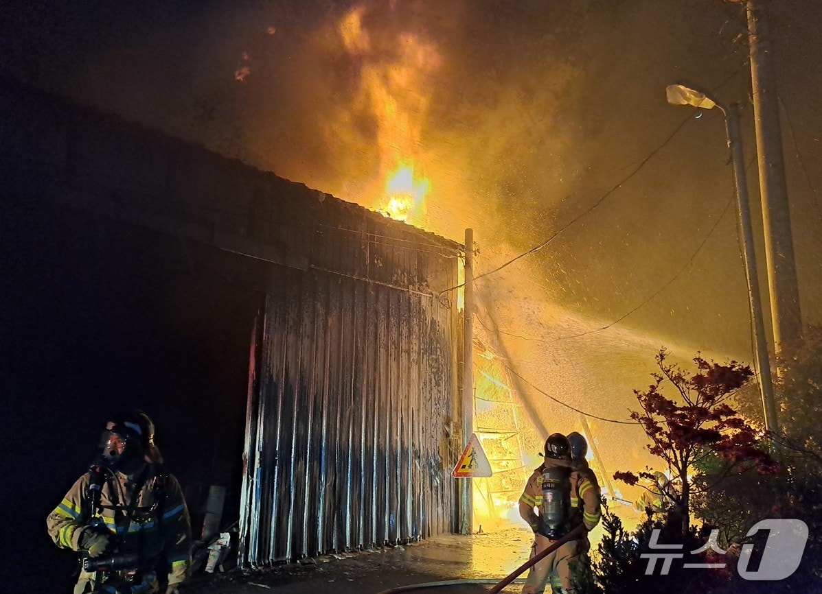 30일 오후 7시 34분께 전북자치도 김제시 광활면의 한 농기계 보관 창고에서 불이 났다.(전북소방 제공. 재판매 및 DB금지) 