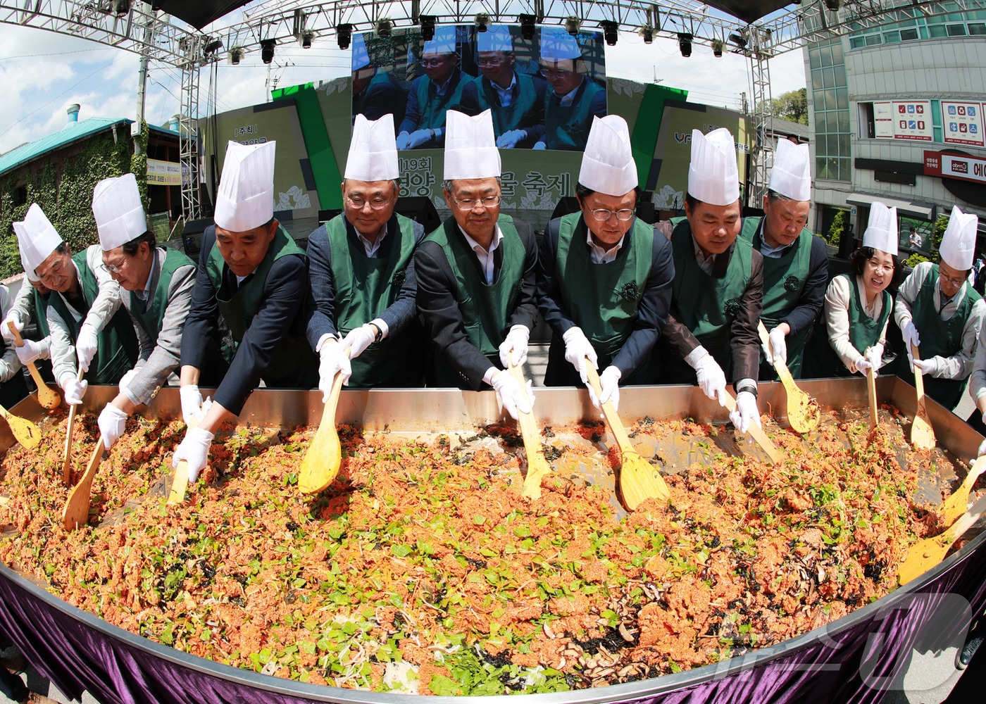 경북 영양군은 오는 5월 9~11일까지 3일간 군청 앞마당 및 일원에서 '영양산나물 먹거리 한마당'을 개최한다 ⓒ News1 김대벽기자