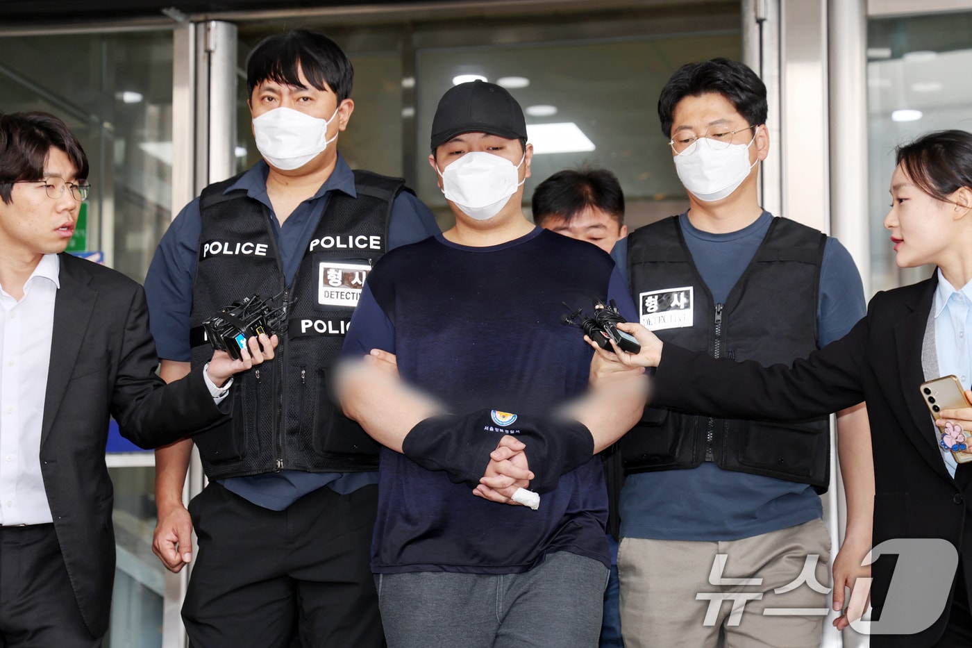 서울 강북구 미아동 마트에서 흉기를 휘둘러 1명을 살해하고 1명을 다치게 한 김성진&#40;32·남&#41;이 1일 오전 서울 강북경찰서에서 검찰로 구속 송치되고 있다. 2025.5.1/뉴스1 ⓒ News1 민경석 기자