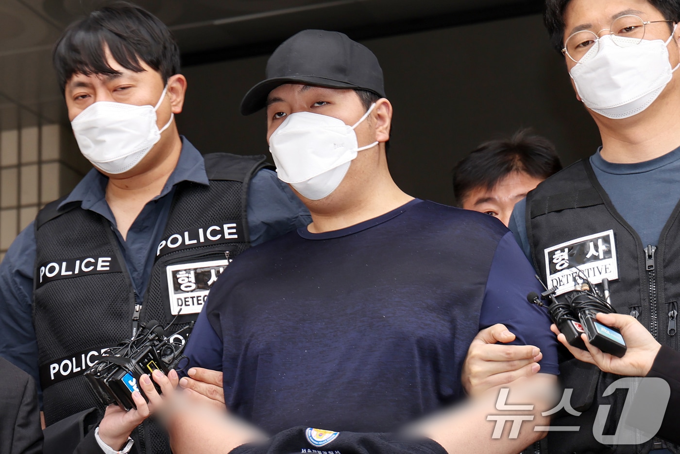서울 강북구 미아동 마트에서 흉기를 휘둘러 1명을 살해하고 1명을 다치게 한 김성진(32·남)이 지난 5월 1일 오전 서울 강북경찰서에서 검찰로 구속 송치되고 있다. 2025.5.1/뉴스1 ⓒ News1 민경석 기자
