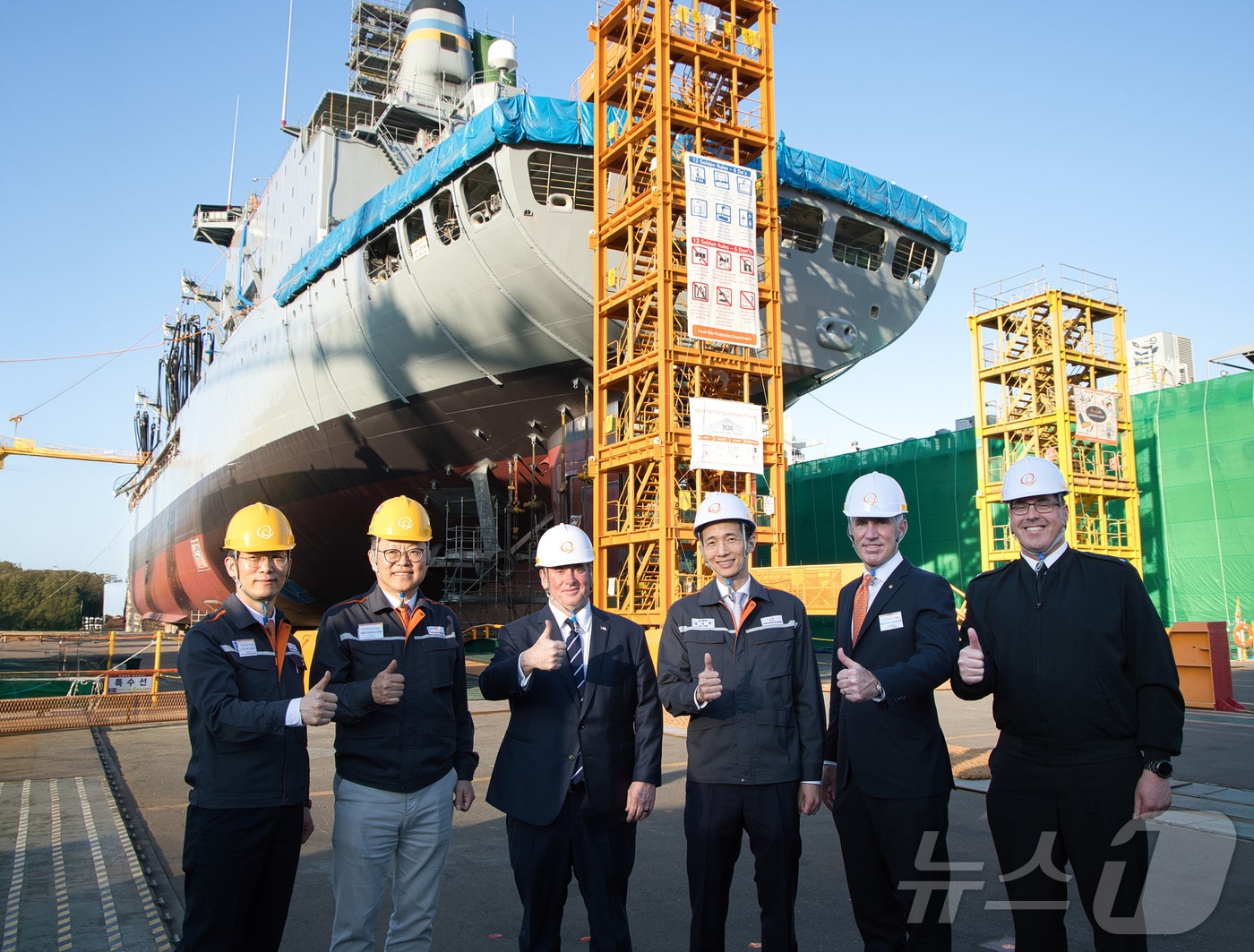 김동관 한화그룹 부회장이 30일 오후 한화오션 거제사업장을 방문한 존 필린(John C. Phelan) 미국 해군성 장관과 거제사업장에서 MRO 중인 미국 해군 7함대의 급유함인 ‘유콘’함을 배경으로 기념 촬영을 하고 있다. (한화오션 제공. 재판매 및 DB 금지) 2025.5.1/뉴스1