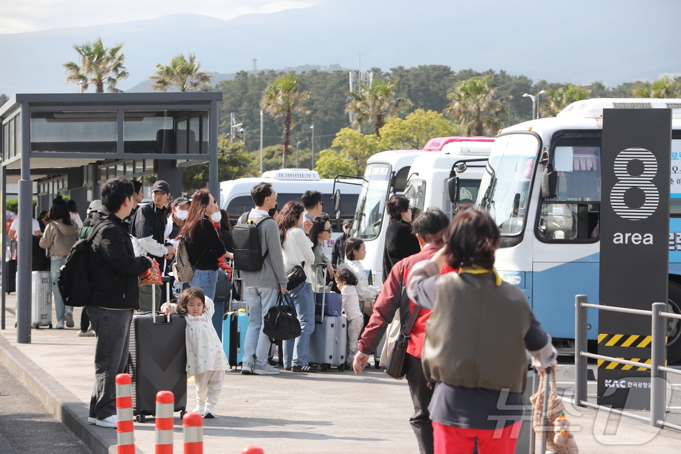 지난해 5월1일 제주국제공항에 도착한 관광객들이 렌터카하우스에서 셔틀버스를 기다리고 있다. 2025.5.1 ⓒ 뉴스1 강승남 기자