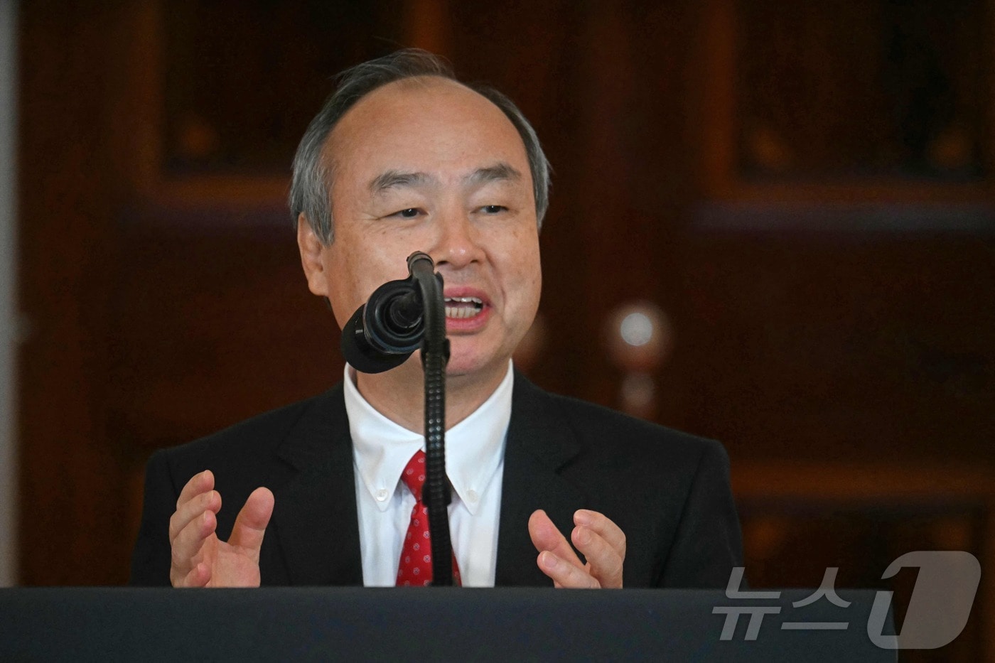 손정의 소프트뱅크 CEO가 연초 워싱턴 백악관에서 열린 '미국 투자' 행사서 “710조원 투자 계획은 미국 역사상 최대 규모의 인프라 투자이다”고 말하고 있다. 그는 당시 AI 펀드인 스타게이트를 출범시켰다. ⓒ AFP=뉴스1 ⓒ News1 우동명 기자