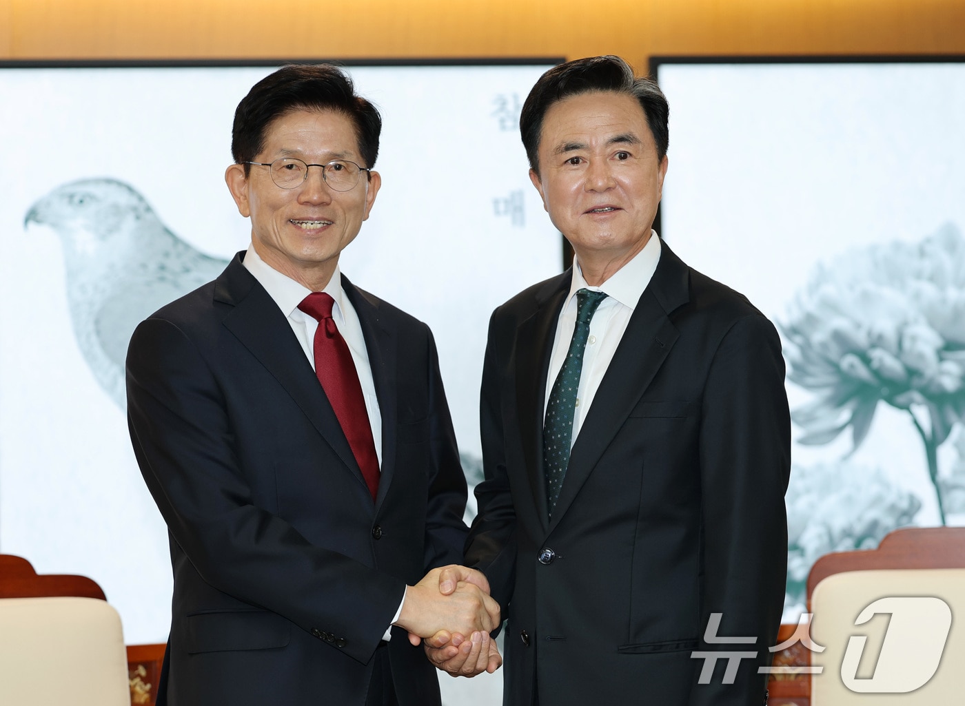 김문수 국민의힘 대선 경선 후보가 1일 충남도청을 방문해 김태흠 도지사와 면담에 앞서 악수를 하고 있다. 2025.5.1/뉴스1 ⓒ News1 김기태 기자