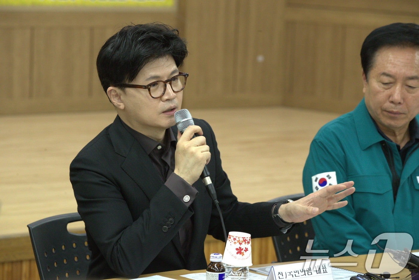 한동훈 국민의힘 대선 경선 후보가 1일 오전 경북 안동시 농업인회관에서 열린 '안동 산불 피해 대책 위원회'간담회에서 발언을 하고 있다. 2025.5.1/뉴스1 ⓒ News1 신성훈 기자