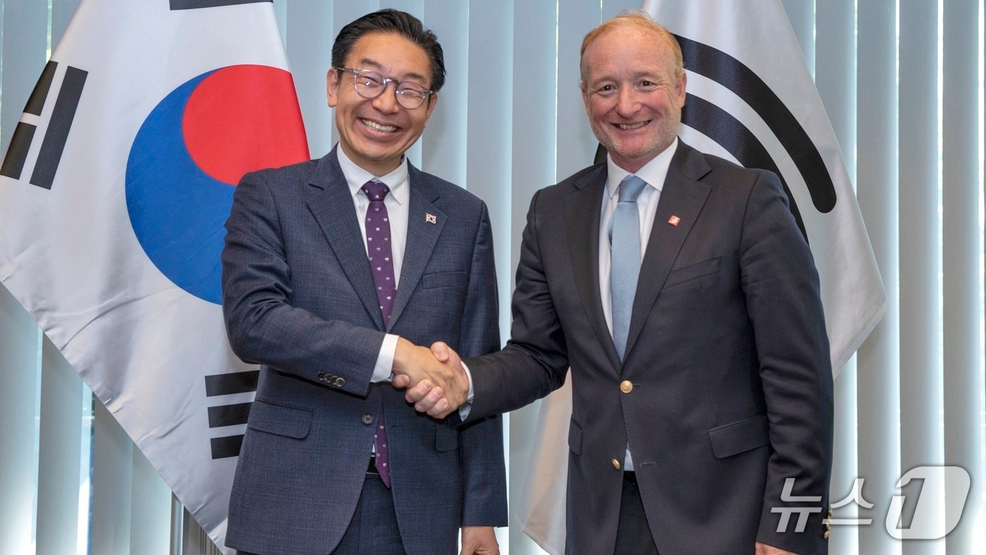 김완기 특허청장(왼쪽)이 캄피누스(Campinos) EPO 청장과 기념촬영을 하고 있다.(특허청 제공.재판매 및 DB금지)/뉴스1