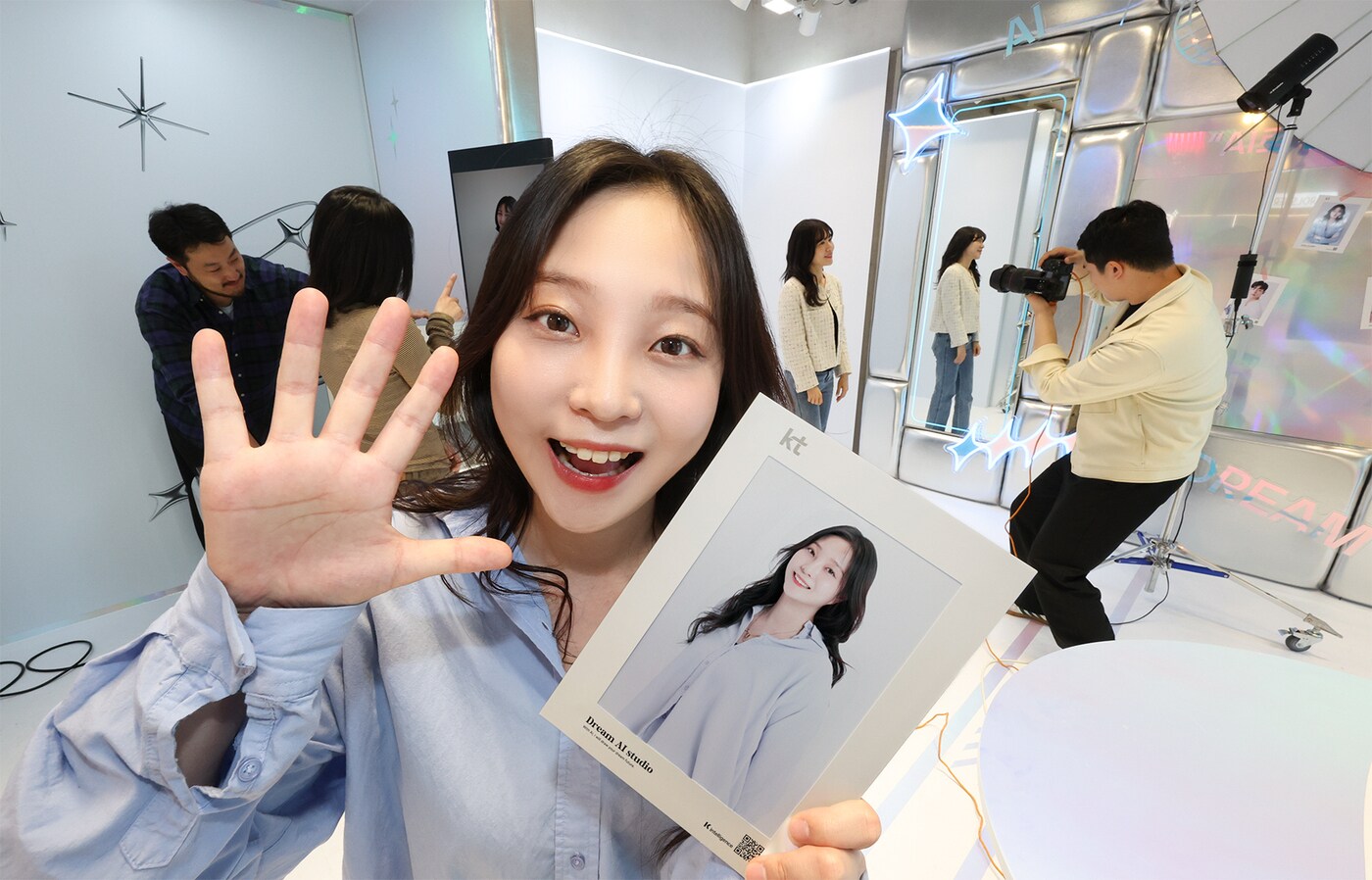 고객들이 KT 홍대 애드샵 플러스에 ‘AI 체험존’에서 나만의 드림 프로필 사진을 촬영하는 모습 &#40;KT 제공&#41;