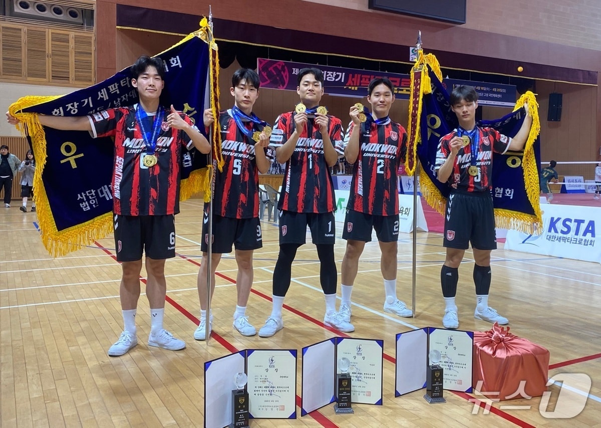 제36회 회장기 세팍타크로대회에서 2관왕에 오른 목원대 세팍타크로부 선수들이 메달을 목에 걸고 기념촬영을 하고 있다.(목원대 제공.재판매 및 DB금지)/뉴스1