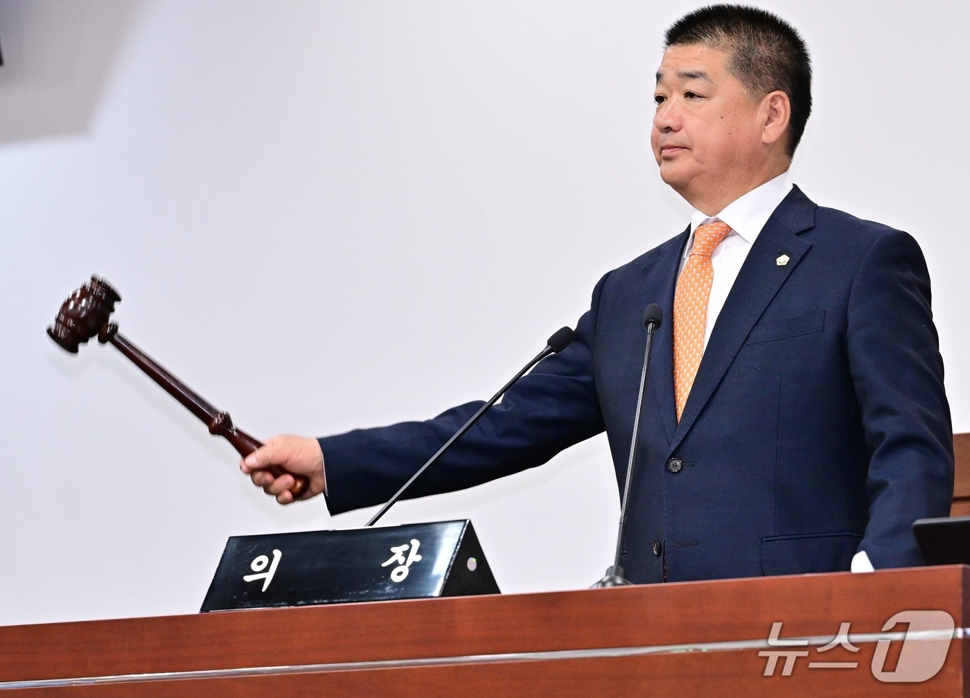 나영민 김천시의장이 1일 임시회 폐회를 선언하고 있다. (김천시의회 제공. 재판매 및 DB금지)/뉴스1