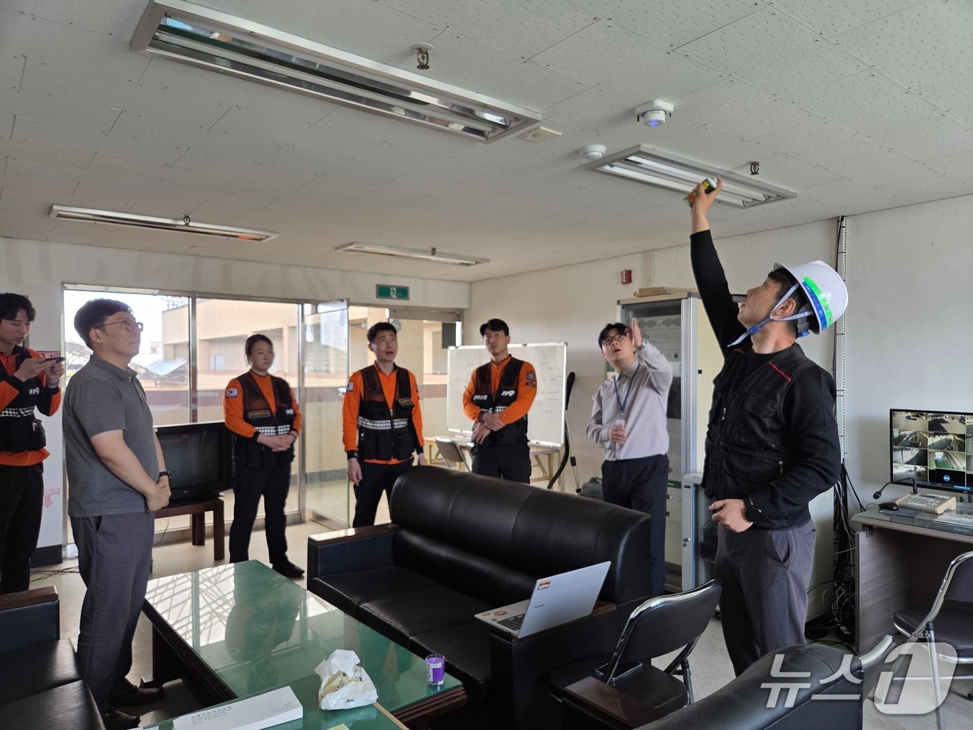  정읍시가 화재 취약 구역인 전통시장의 안전 강화를 위해 신태인시장에 사물인터넷(IoT) 기반 스마트 화재경보장치를 설치했다.(정읍시 제공, 재판매 및 DB금지)