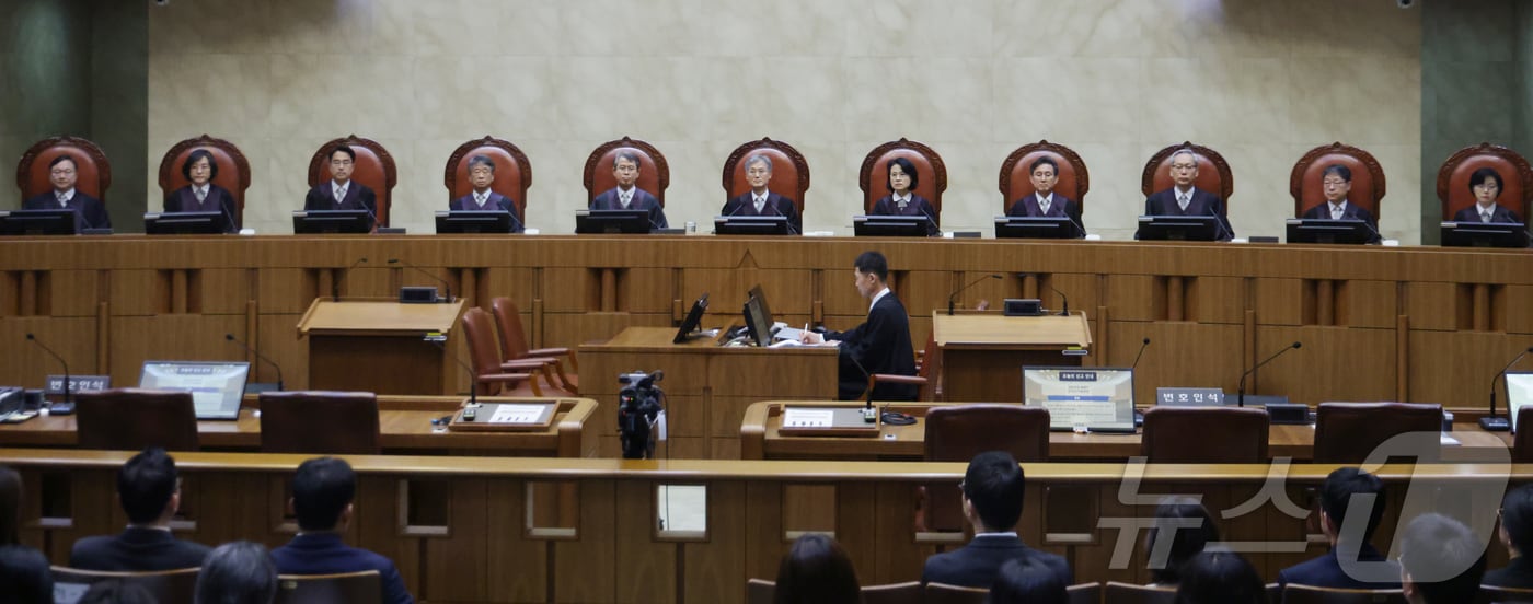 조희대 대법원장을 비롯한 대법관들이 1일 오후 더불어민주당 이재명 대선 후보의 공직선거법 사건 전원합의체 선고를 위해 서울 서초구 대법원 대법정에 입장해 자리에 앉아 있다. 2025.5.1/뉴스1 ⓒ News1 사진공동취재단