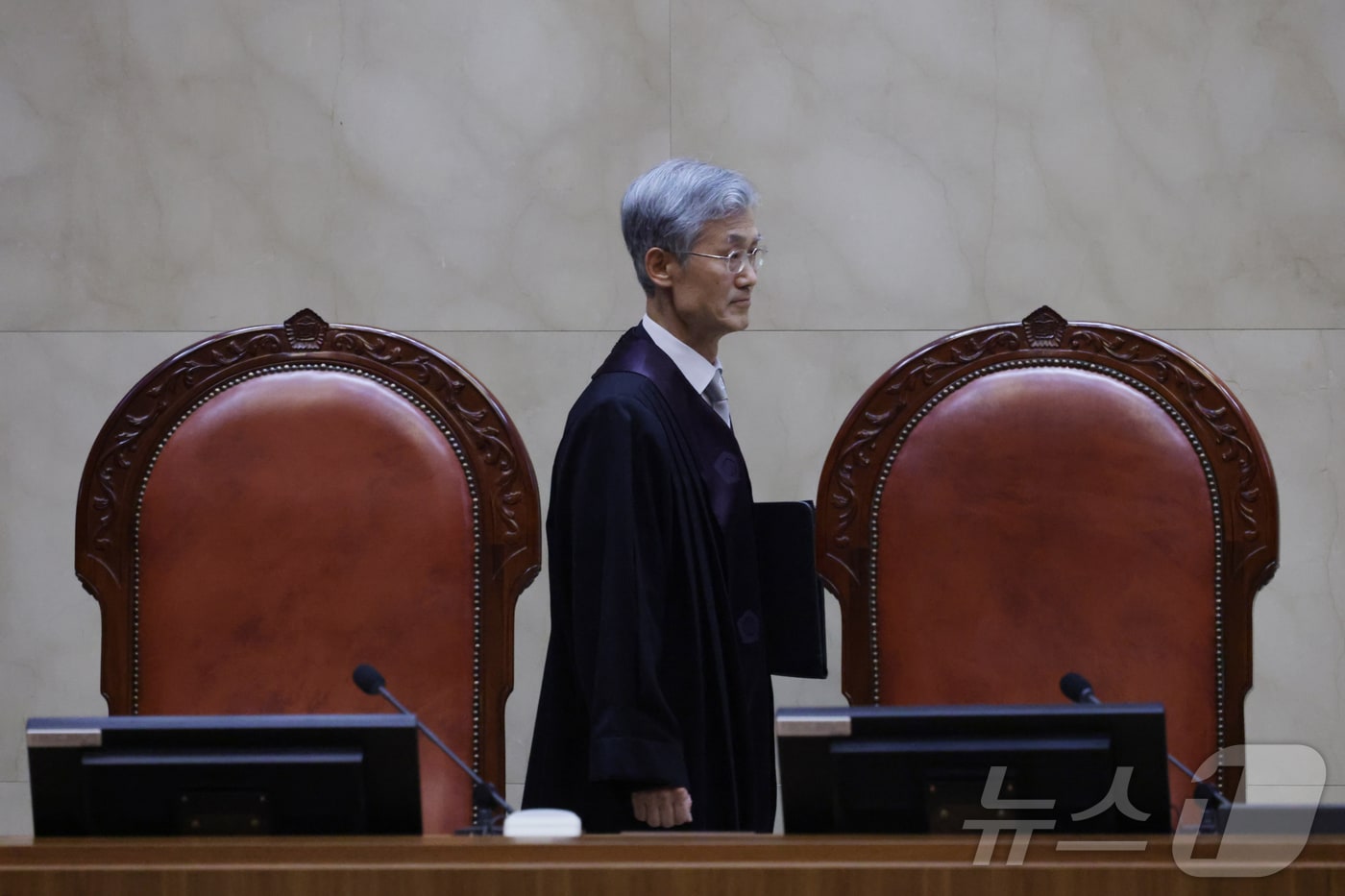 조희대 대법원장이 1일 오후 더불어민주당 이재명 더불어민주당 대통령 후보의 공직선거법 사건 전원합의체 선고를 위해 서울 서초구 대법원 대법정에 입장해 자리로 향하고 있다. 2025.5.1/뉴스1 ⓒ News1 사진공동취재단