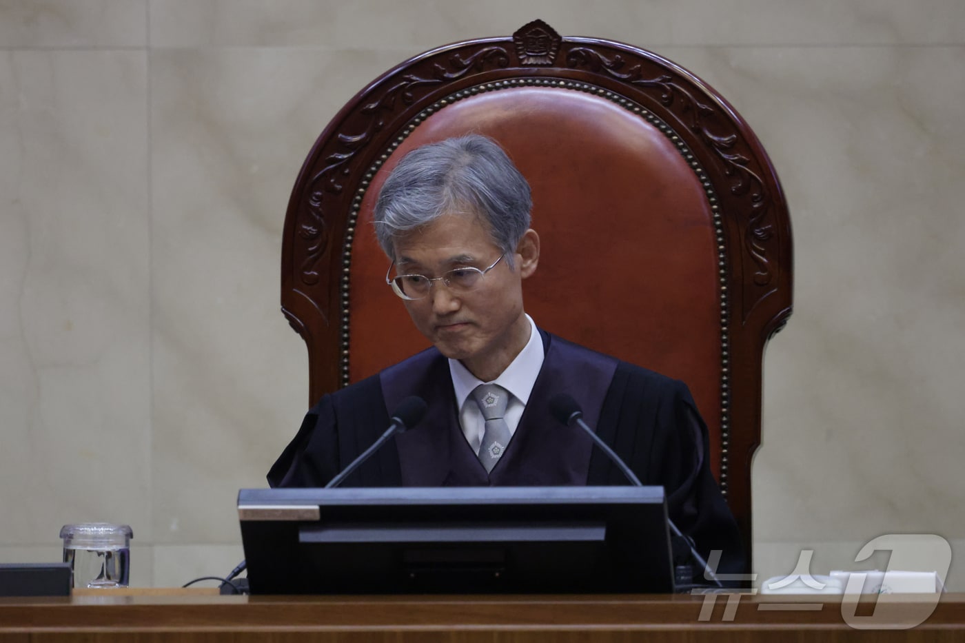 조희대 대법원장이 1일 오후 더불어민주당 이재명 대선 후보의 공직선거법 사건 전원합의체 선고를 위해 서울 서초구 대법원 대법정에 입장해 자리에 앉아 있다. 2025.5.1/뉴스1 ⓒ News1 사진공동취재단