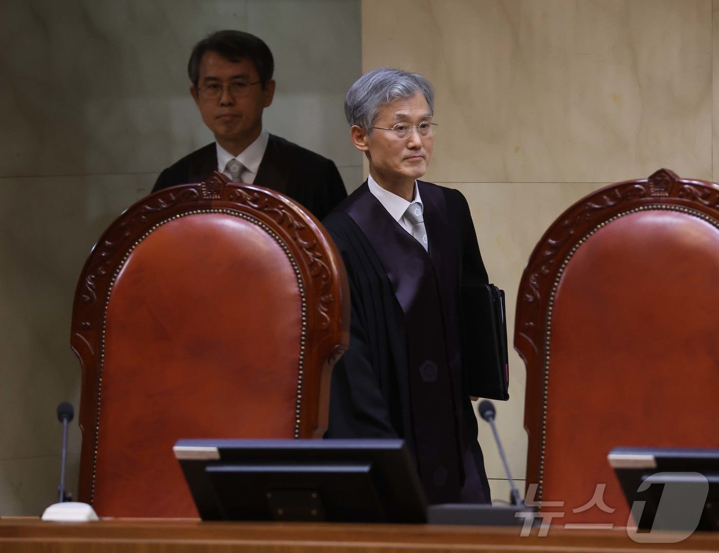 조희대 대법원장을 비롯한 대법관들이 1일 서울 서초구 대법원에서 이재명 더불어민주당 대통령 후보의 공직선거법 위반 사건과 관련한 전원합의체 선고를 위해 대심판정에 입장하고 있다. 2025.5.1/뉴스1 ⓒ News1 사진공동취재단