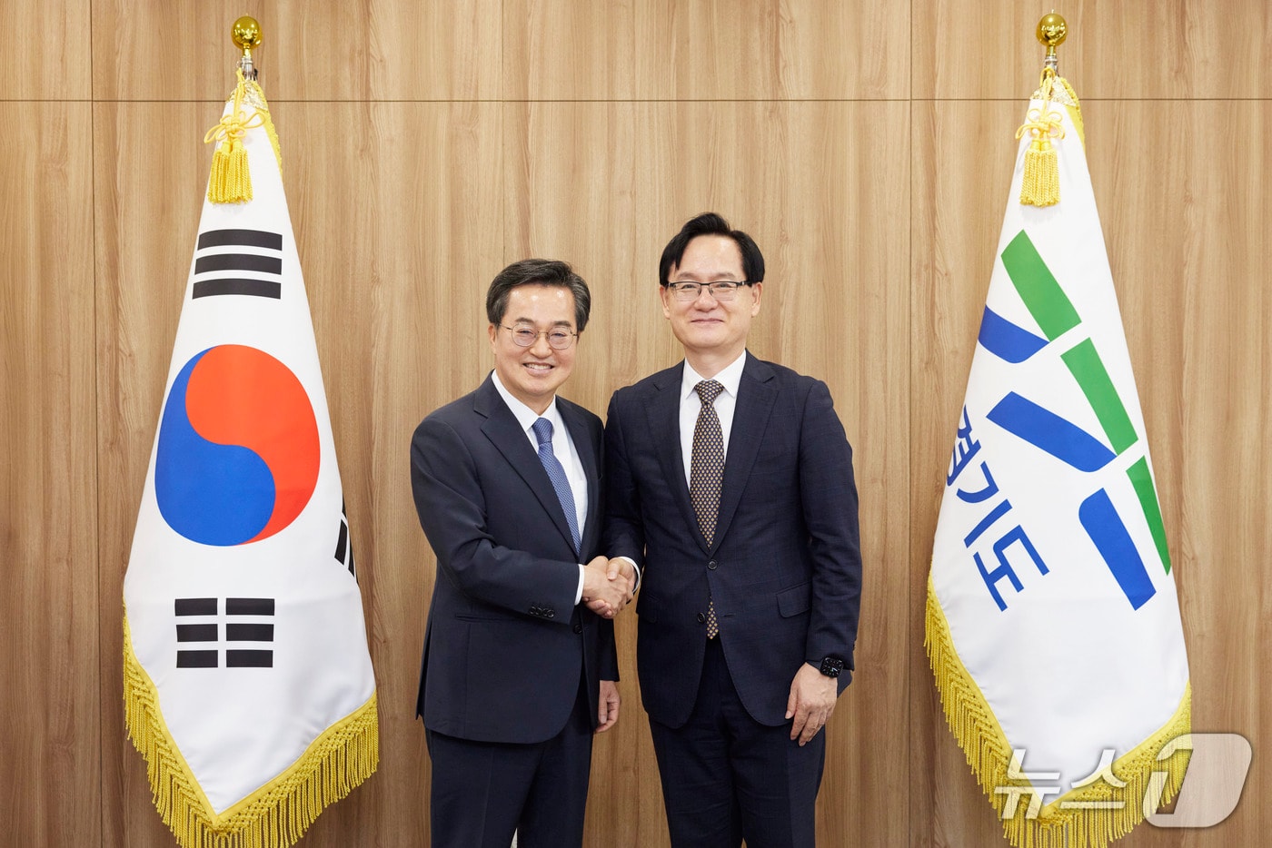 김동연 경기도지사와 오후석 경기도평생교육진흥원장.(경기도 제공, 재판매 및 DB 금지)