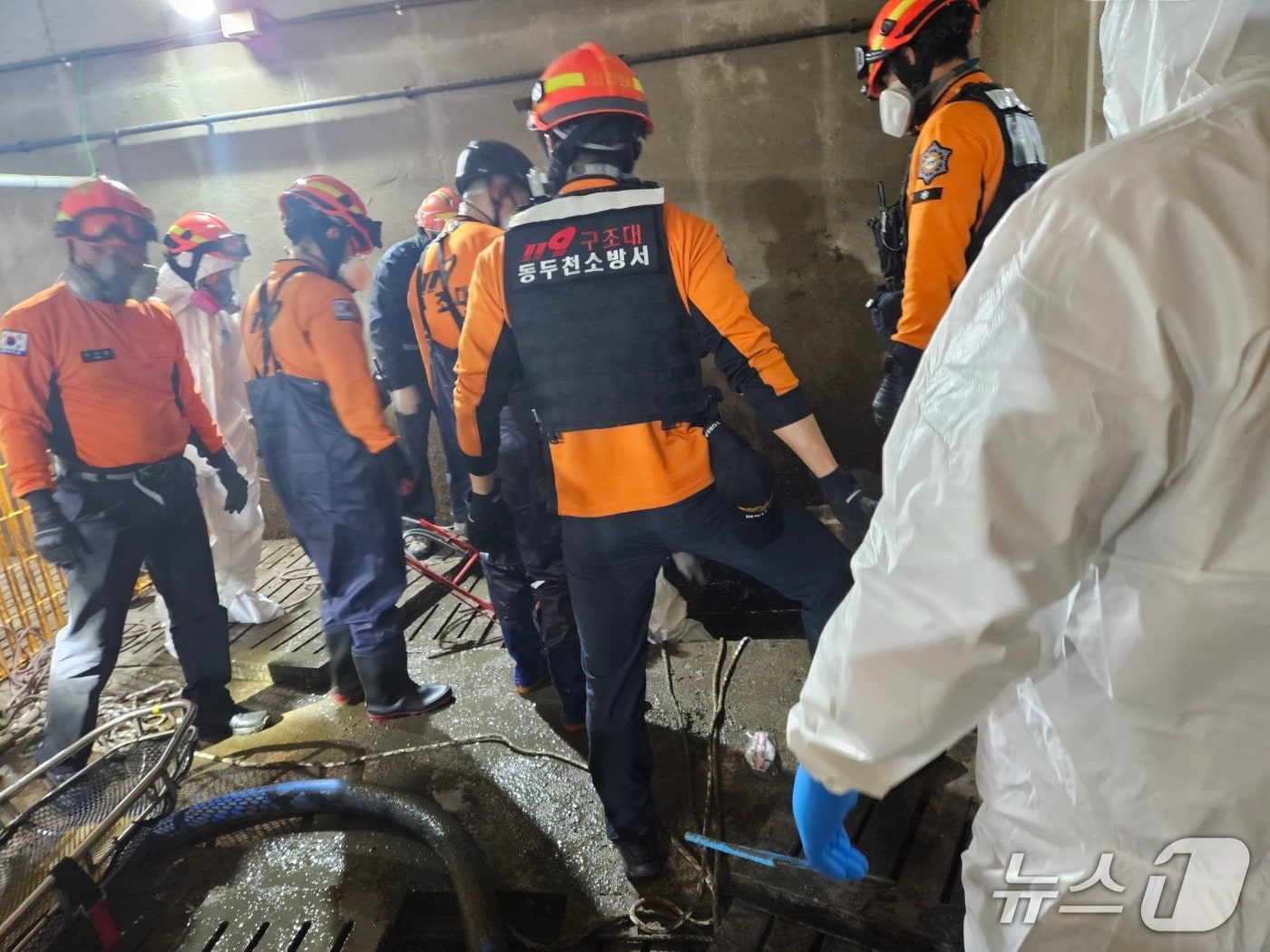 소방 당국이 1일 경기 양주시 남면 양돈농장에서 분뇨 저장소에 빠진 40대 남성을 구조하는 모습.(양주소방서 제공. 재판매 및 DB 금지)/뉴스1