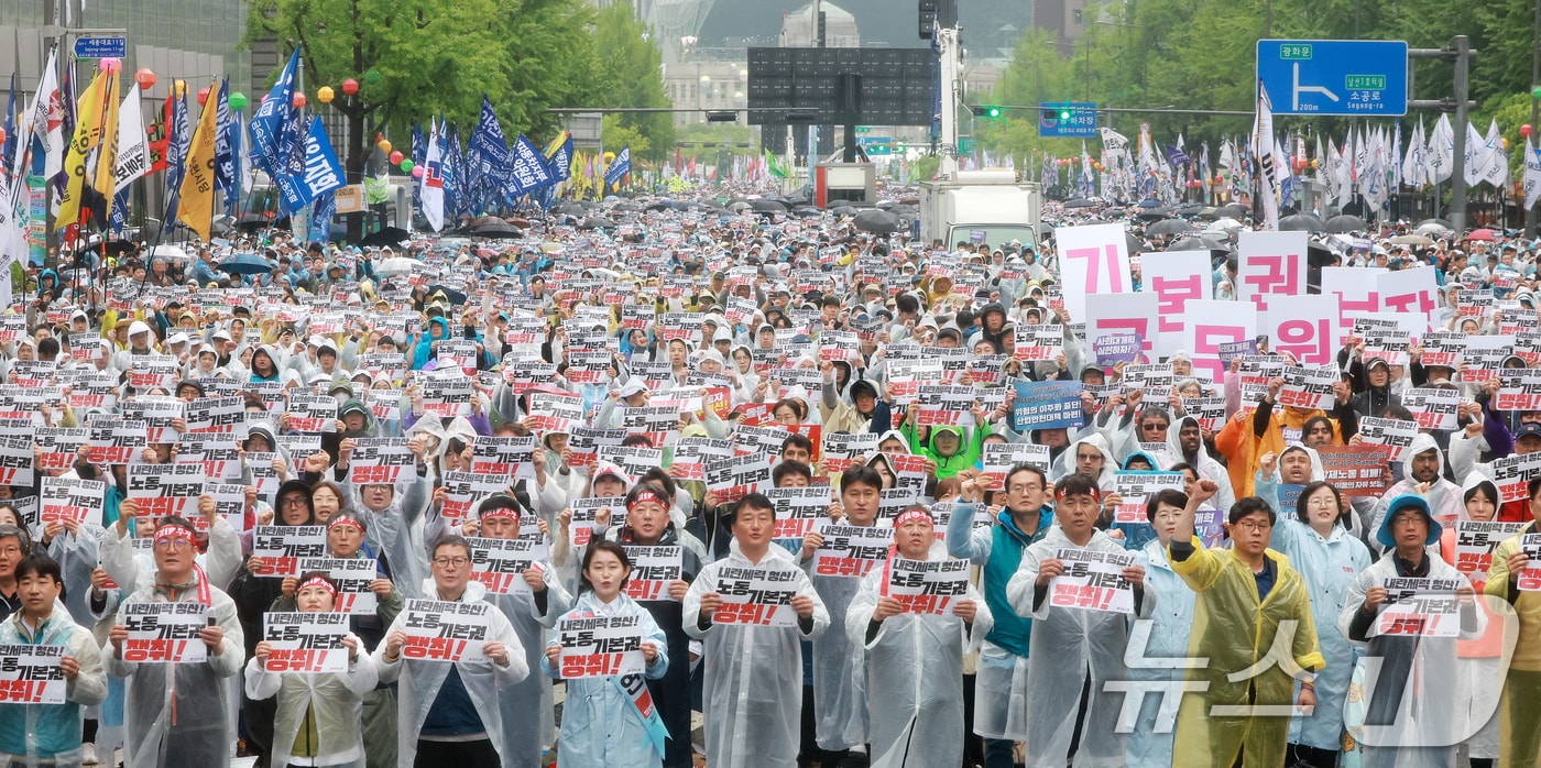 민주노총 조합원들이 지난 5월 1일 오후 서울 종로구 숭례문 인근에서 가진 2025 세계 노동절 대회에서 구호를 외치고 있다. 2025.5.1/뉴스1 ⓒ News1 김진환 기자