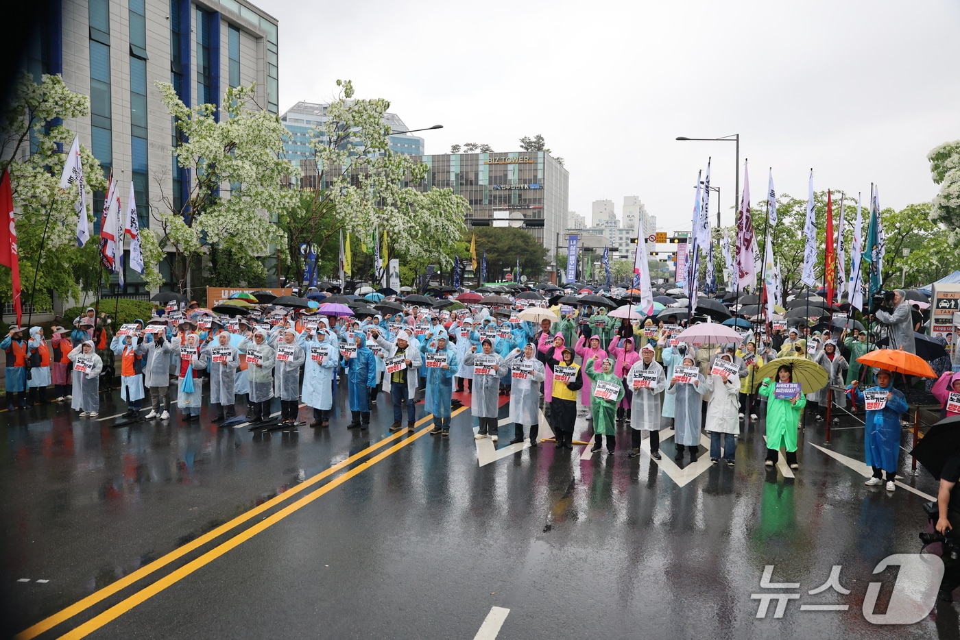 1일 광주시청 앞에서 열린 노동절 광주대회에 참석한 1000여명의 노동자들이 사회대개혁을 외치고 있다.(민주노총 광주본부 제공. 재판매 및 DB 금지) 2025.5.1