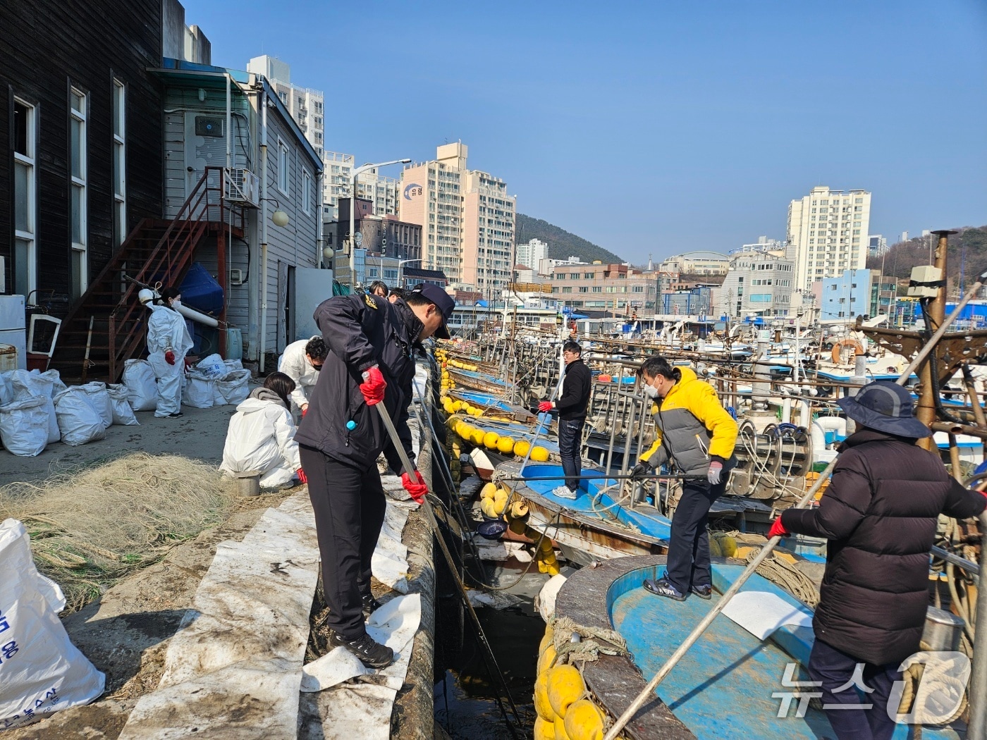 해경이 해양오염 지역에서 방제 작업을 하고 있다.(부산해경 제공.재판매 및 DB 금지)