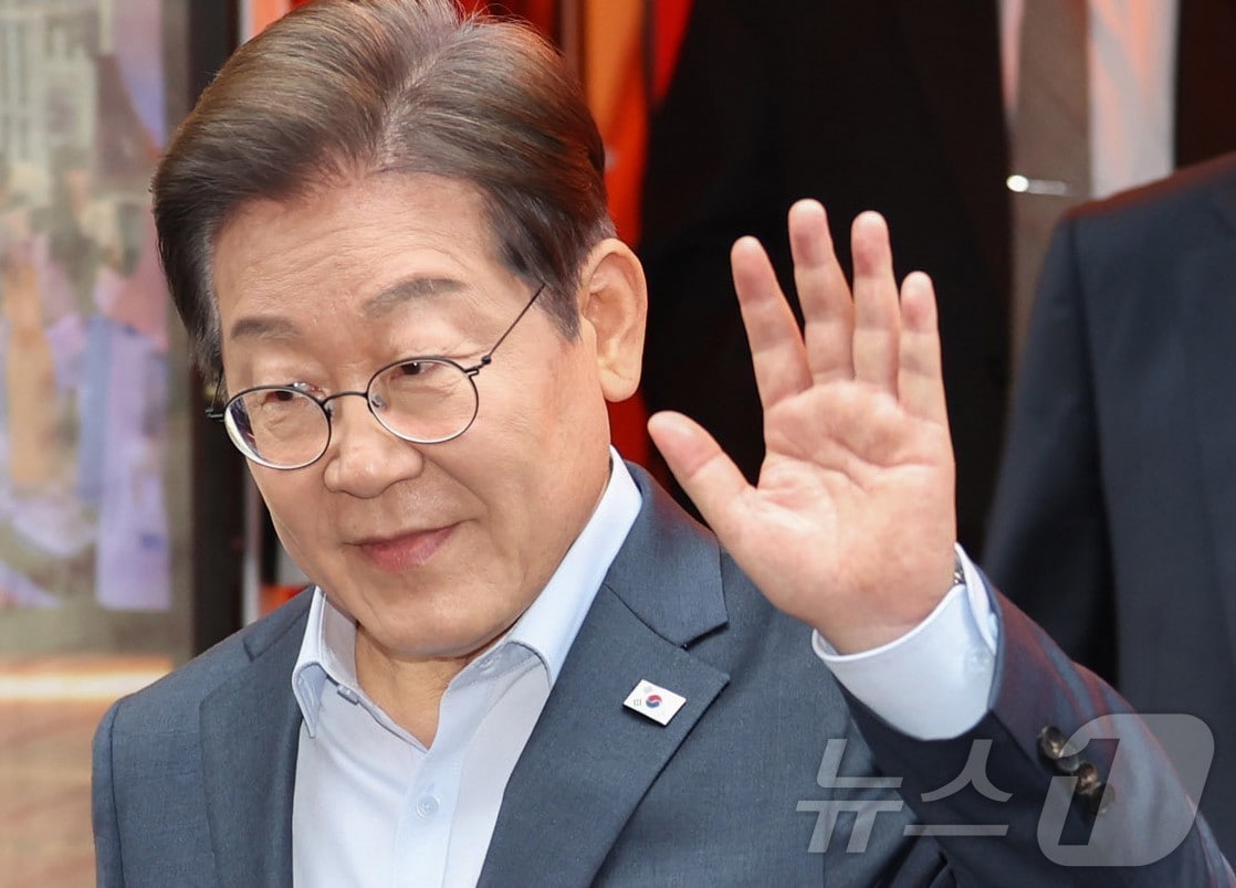 이재명 더불어민주당 대통령 후보가 1일 서울 종로구의 한 포차 식당에서 '당신의 하루를 만드는, 보이지 않는 영웅들'이란 주제로 열린 배달 라이더, 택배 기사 등 비(非)전형 노동자들과 간담회를 마친 뒤 나서며 손인사를 하고 있다. (공동취재) 2025.5.1/뉴스1 ⓒ News1 이재명 기자