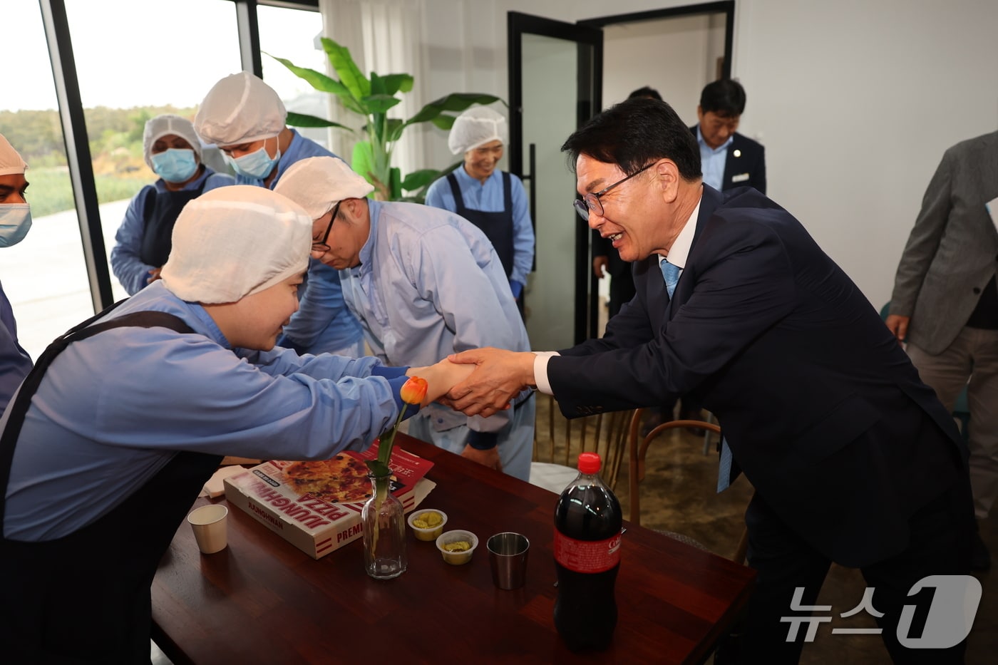 심덕섭 전북자치도 고창군수가 1일 근로자의 날&#40;노동절&#41;을 맞아 지역 내 기업체와 대중교통 현장을 방문해 현장에서 묵묵히 일하는 근로자들에게 감사와 격려의 뜻을 전했다.&#40;고창군 제공, 재판매 및 DB금지&#41; 