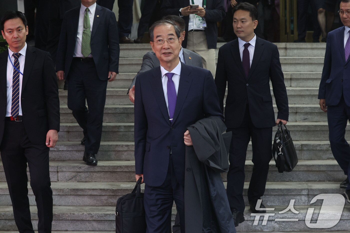 한덕수 대통령 권한대행 국무총리가 1일 오후 서울 종로구 정부서울청사에서 대국민담화를 통해 사퇴를 표명한 뒤 청사를 나서고 있다. (공동취재) 2025.5.1/뉴스1 ⓒ News1 임세영 기자