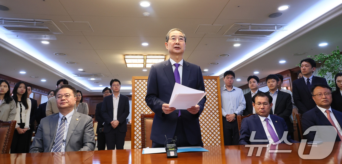 한덕수 대통령 권한대행 국무총리가 1일 오후 서울 종로구 정부서울청사에서 대국민담화를 통해 사퇴를 표명한 뒤 청사 집무실에서 직원들에게 당부의 말을 하고 있다. (총리실 제공, 재판매 및 DB 금지) 2025.5.1/뉴스1 ⓒ News1 임세영 기자