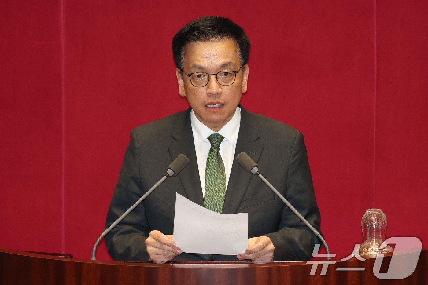 최상목 경제부총리 겸 기획재정부장관이 1일 오후 서울 여의도 국회에서 열린 본회의에서 2025년도 제1회 추가경정예산안이 통과되자 정부측 인사를 하고 있다. 2025.5.1/뉴스1 ⓒ News1 이광호 기자