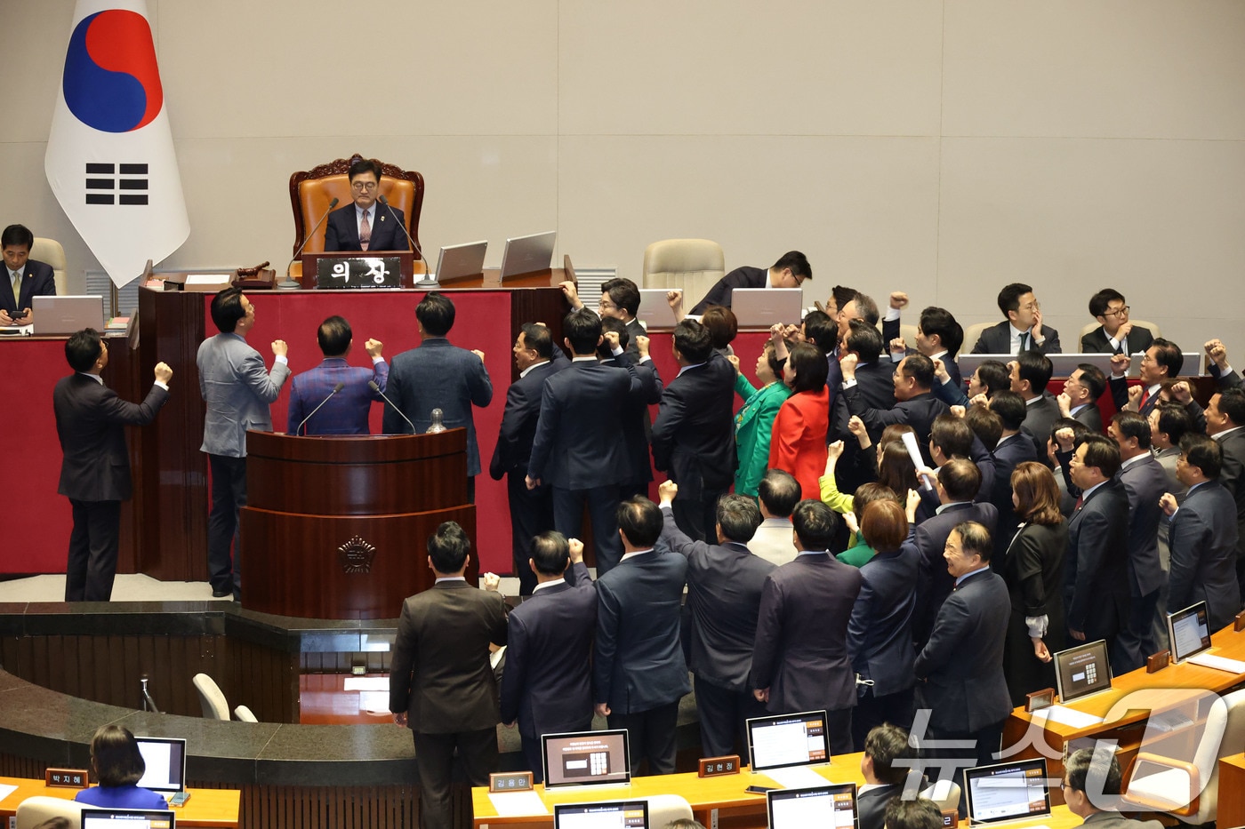 국민의힘 의원들이 1일 오후 서울 여의도 국회에서 열린 본회의에서 최상목 경제부총리 겸 기획재정부 장관 탄핵소추안을 상정하는 우원식 국회의장에게 항의하고 있다. 2025.5.1/뉴스1 ⓒ News1 이광호 기자