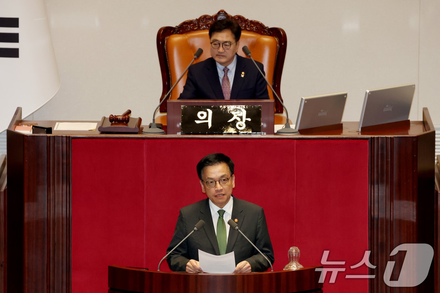 최상목 경제부총리 겸 기획재정부 장관이 1일 오후 서울 여의도 국회에서 열린 본회의에서 2025년도 제1회 추가경정예산안이 통과되자 정부 측 인사를 하고 있다. 2025.5.1/뉴스1 ⓒ News1 이광호 기자