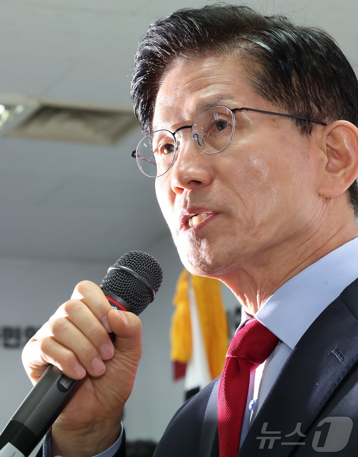 국민의힘으로부터 대통령선거 후보 자격이 취소된 김문수 후보가 10일 오전 서울 여의도에 마련된 대선 캠프 사무실에서 긴급기자회견을 하고 있다. 2025.5.10/뉴스1 ⓒ News1 장수영 기자