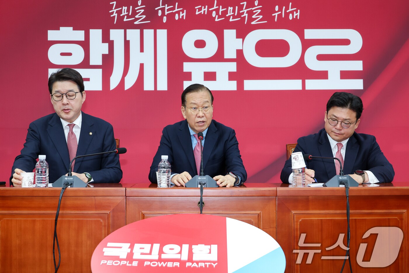 권영세 국민의힘 비상대책위원장이 10일 서울 여의도 국회에서 김문수 대통령 후보 자격 취소·한덕수 전 총리 입당 및 대선후보 등록 과정에 대해 기자회견을 하고 있다. 왼쪽부터 신동욱 수석대변인, 권 비대위원장, 강명구 의원. 2025.5.10/뉴스1 ⓒ News1 안은나 기자