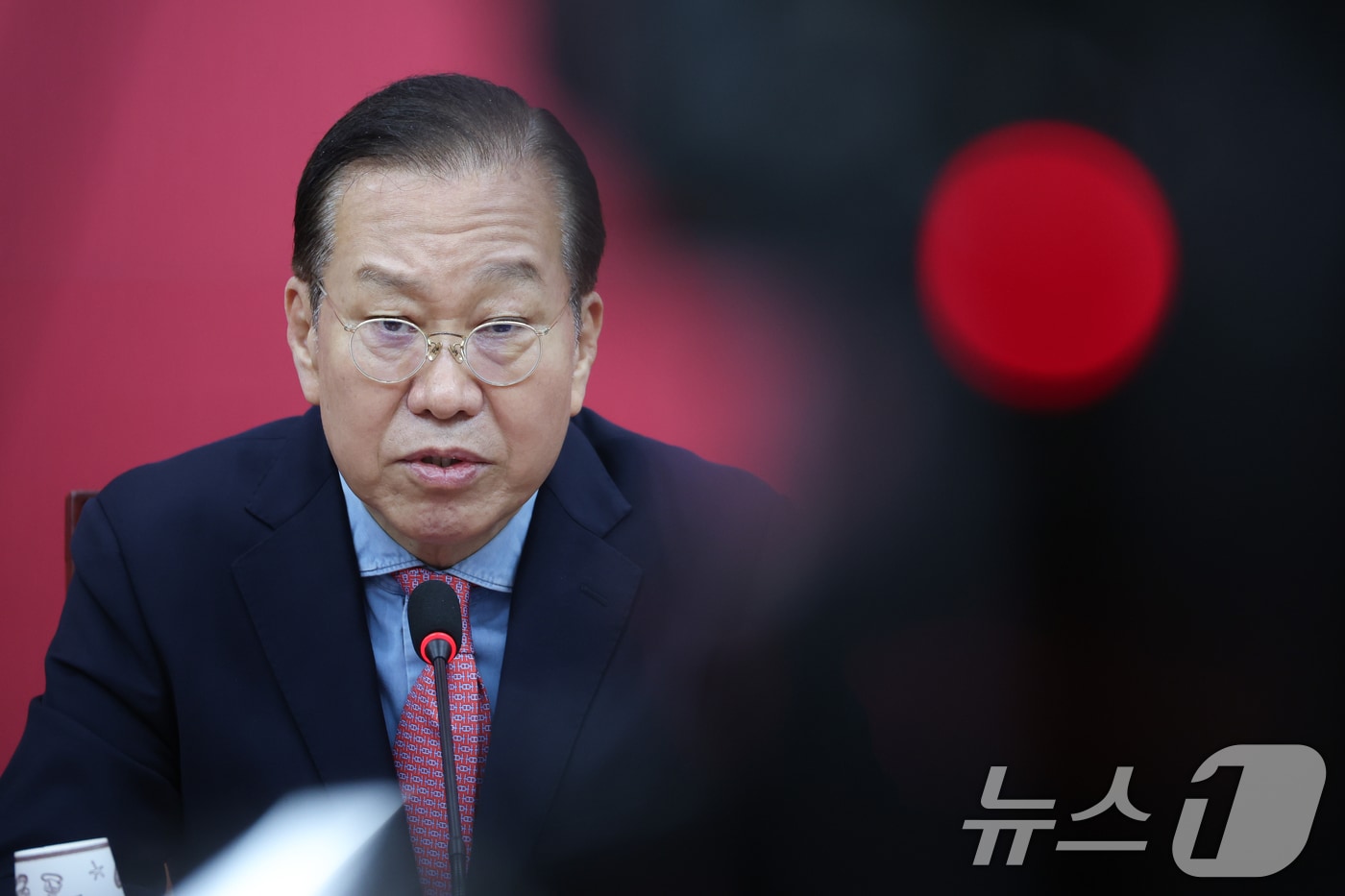 권영세 국민의힘 비상대책위원장이 10일 서울 여의도 국회에서 김문수 대통령 후보 자격 취소·한덕수 예비후보 입당 및 대선후보 등록 과정에 대해 기자회견을 하고 있다. 2025.5.10/뉴스1 ⓒ News1 안은나 기자