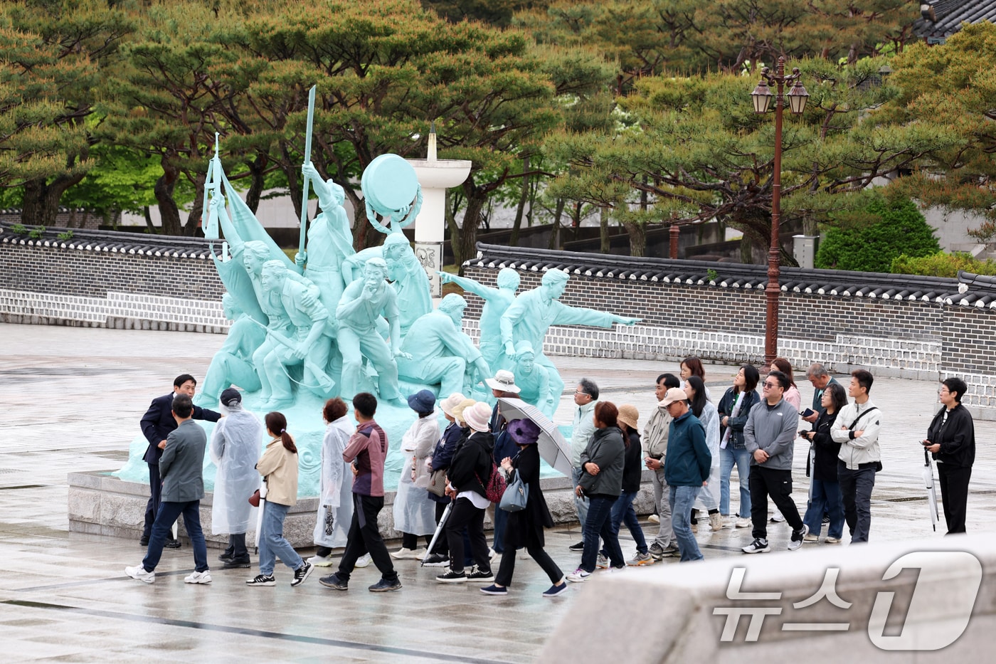 제45주년 5·18민주화운동 기념일을 여드레 앞둔 10일 광주 북구 운정동 국립 5·18민주묘지를 찾은 참배객들이 발걸음을 옮기고 있다. 2025.5.10/뉴스1 ⓒ News1 이승현 기자