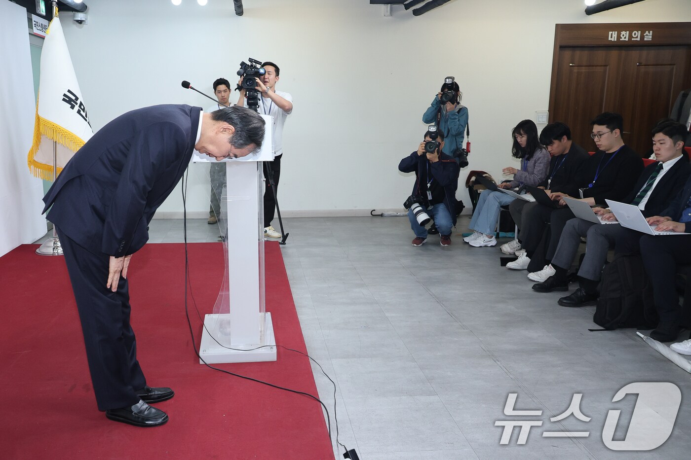 국민의힘에 입당한 한덕수 대선 예비후보가 10일 서울 여의도 중앙당사에서 현안 관련 긴급 기자회견을 하기 앞서 인사하고 있다. 2025.5.10/뉴스1 ⓒ News1 안은나 기자