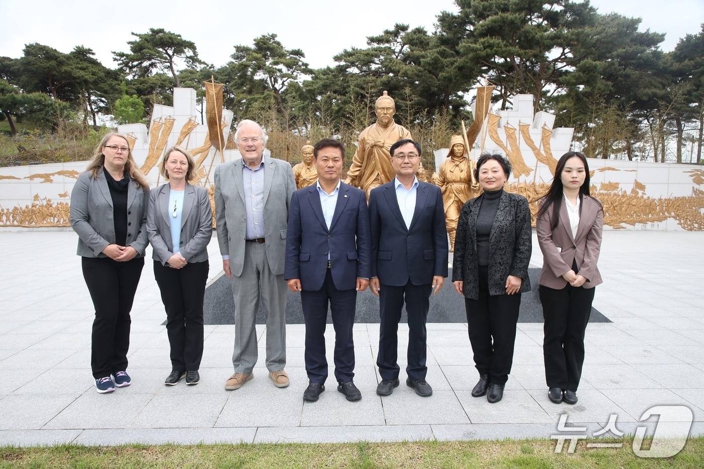  정읍시가 동학농민혁명의 세계화를 목표로 시작한 세계혁명도시 연대회의가 올해로 4회째를 맞으며 국제적 위상을 다졌다. 독일, 프랑스, 일본, 브라질 등 세계혁명도시 연대회의에 참석한 각국 대표들이 이학수 시장과 박일 시의장과 함께 전봉준 장군 동상앞에서 기념사진을 찍고 있다.(정읍시 제공, 재판매 및 DB금지)