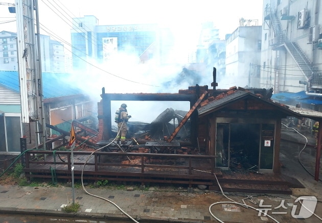 10일 오전 10시 4분께 전북자치도 익산시 영등동의 한 음식점에서 화재가 발생했다.(전북소방본부 제공, 재판매 및 DB 금지)/뉴스1