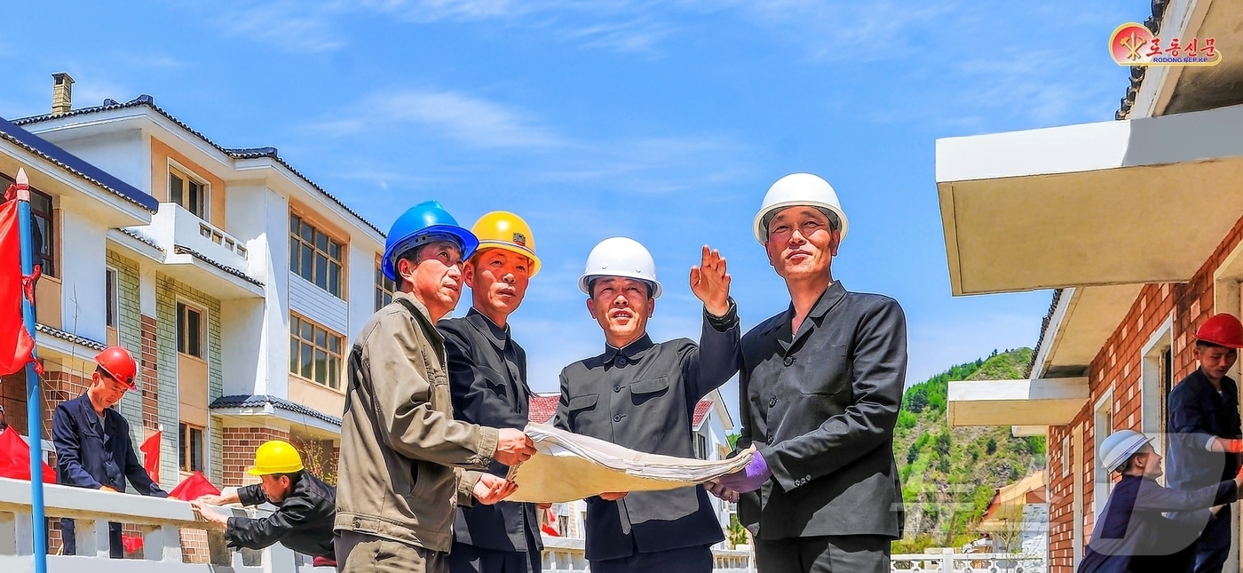 &#40;평양 노동신문=뉴스1&#41; = 북한 노동당 기관지 노동신문은 11일 &#34;올해도 각지에서 농촌 살림집&#40;주택&#41; 건설이 본격적으로 추진되는 속에 많은 살림집들이 준공을 앞두고 있다＂라고 보도했다. [국내에서만 사용가능. 재배포 금지. DB 금지. For Use Only in the Republic of Korea. Redistribution Prohibited] rodongphoto@news1.kr