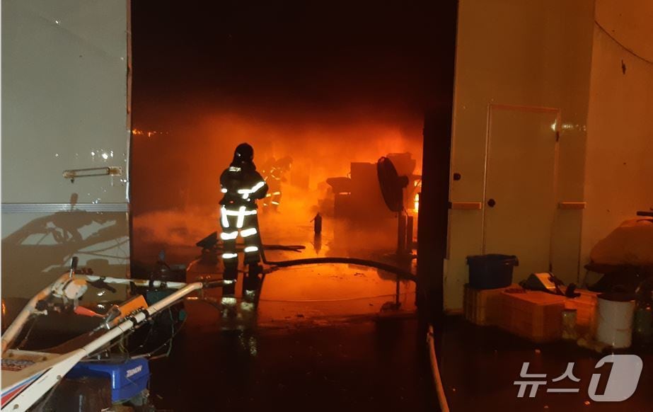 10일 오후 9시 43분쯤 영천 임고면의 한 약재 건조 창고에서 불이 소방관이 진화를 하고 있다. (경북소방본부 제공. 재판매 및 DB 금지) 2025.5.10/뉴스1