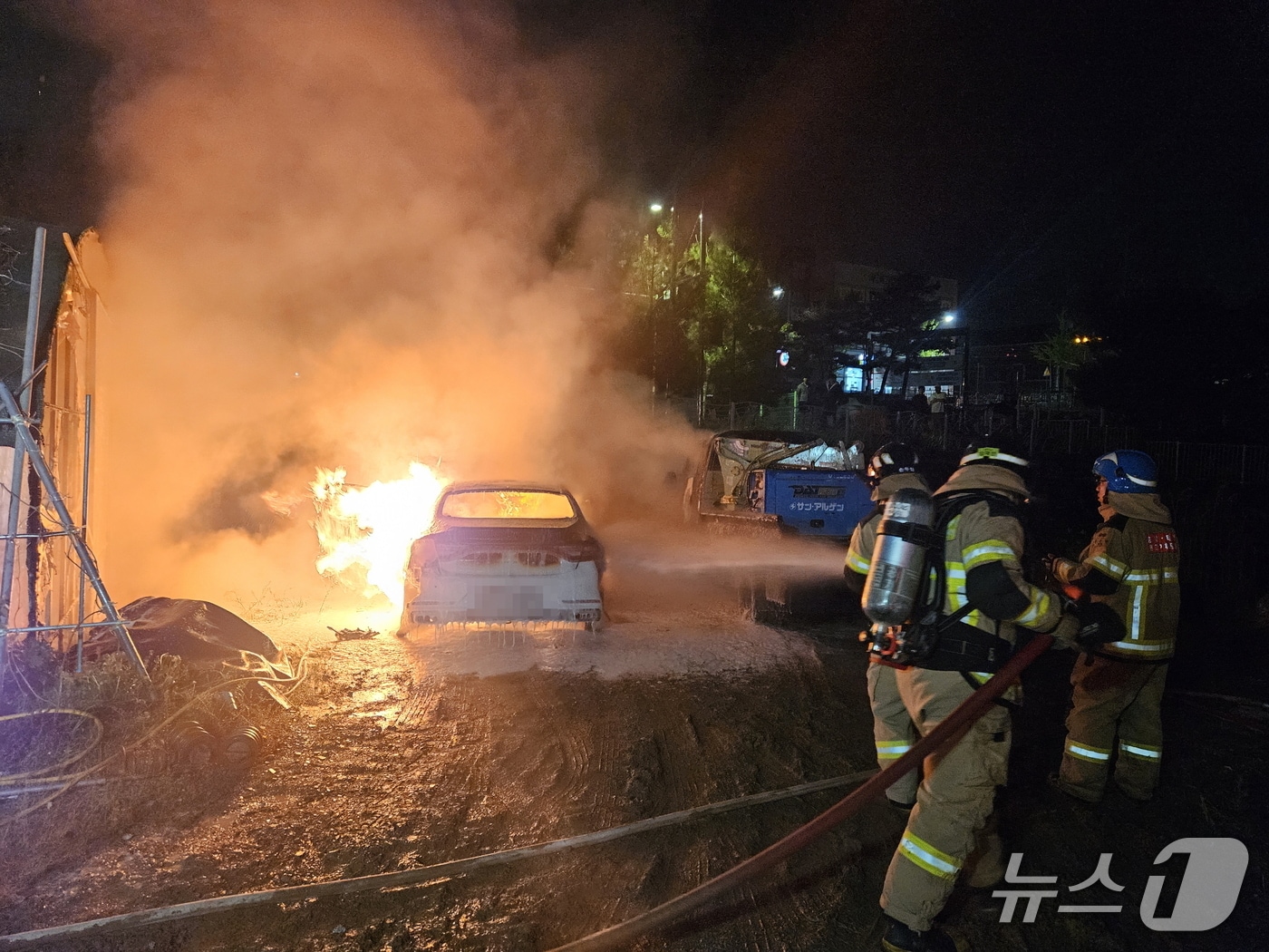 불에 타는 승용차.(태안소방서 제공. 재판매 및 DB금지)