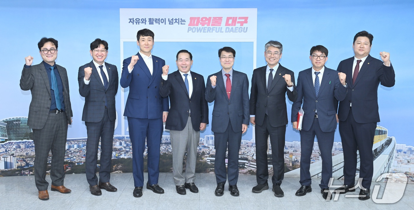 대한사격연맹 임직원이 지난 9일 대구시 동인청사를 찾아 대구시와 세계사격선수권대회 유치 방안을 논의한 뒤 기념촬영을 하고 있다. (대구시 제공. 재판매 및 DB 금지) 2025.5.9/뉴스1