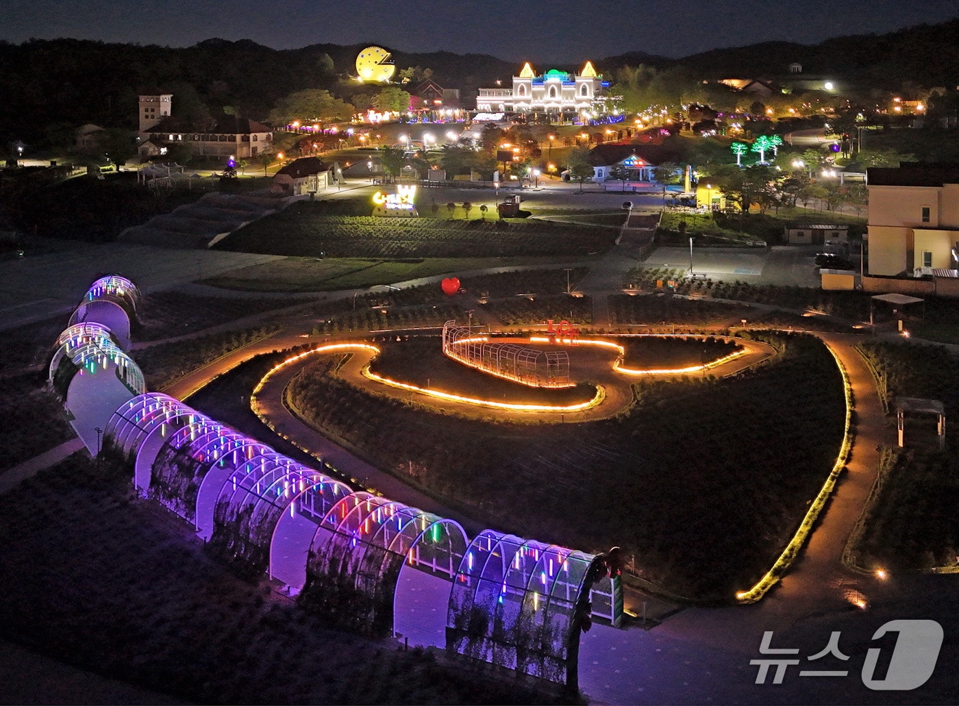 전북자치도 임실군은 치즈테마파크 장미원에 환상적인 야간경관이 조성돼 관광객들에게 특별한 추억을 선사하게 됐다.&#40;임실군제공. 재판매 및 DB금지&#41;2025.5.11/뉴스1