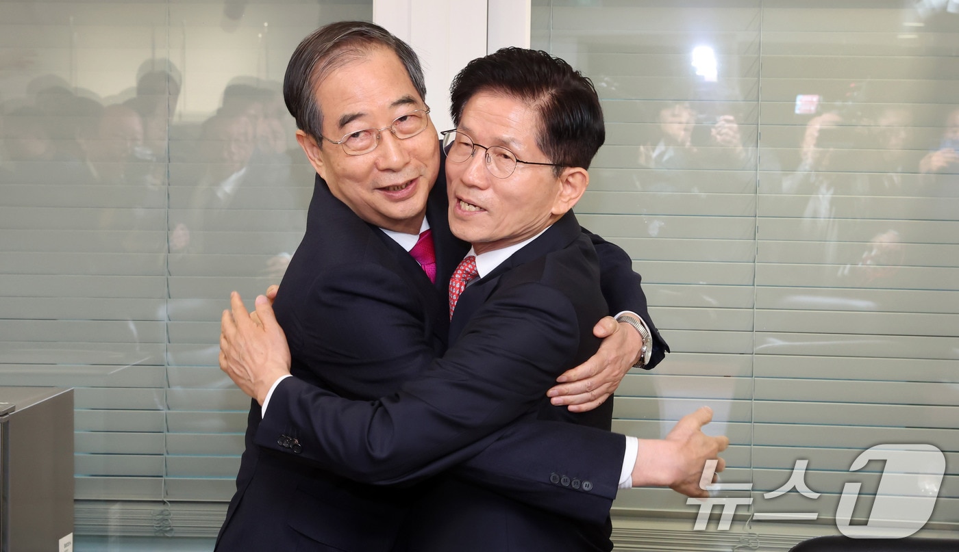 주말 사이 '金→韓→金' 격동...김문수株 상한가, 한덕수株 하한가 직행 - 뉴스 썸네일 이미지