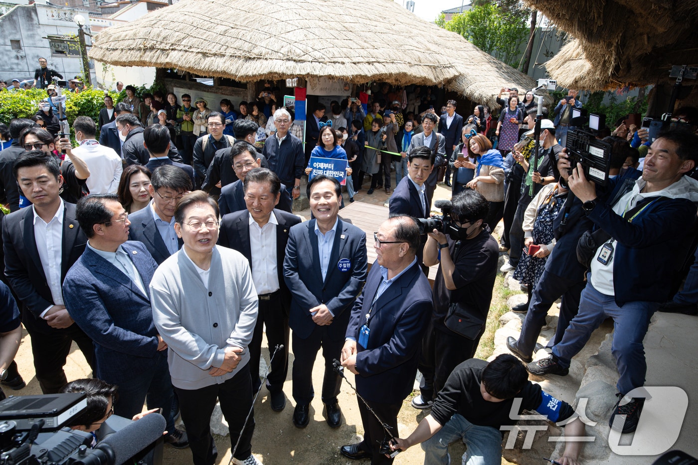 경청투어에 나선 이재명 더불어민주당 대통령 후보가 11일 오후 전남 강진군 강진읍 사의재를 찾아 관꼐자로부터 설명을 듣고 있다. 2025.5.11/뉴스1 ⓒ News1 이재명 기자
