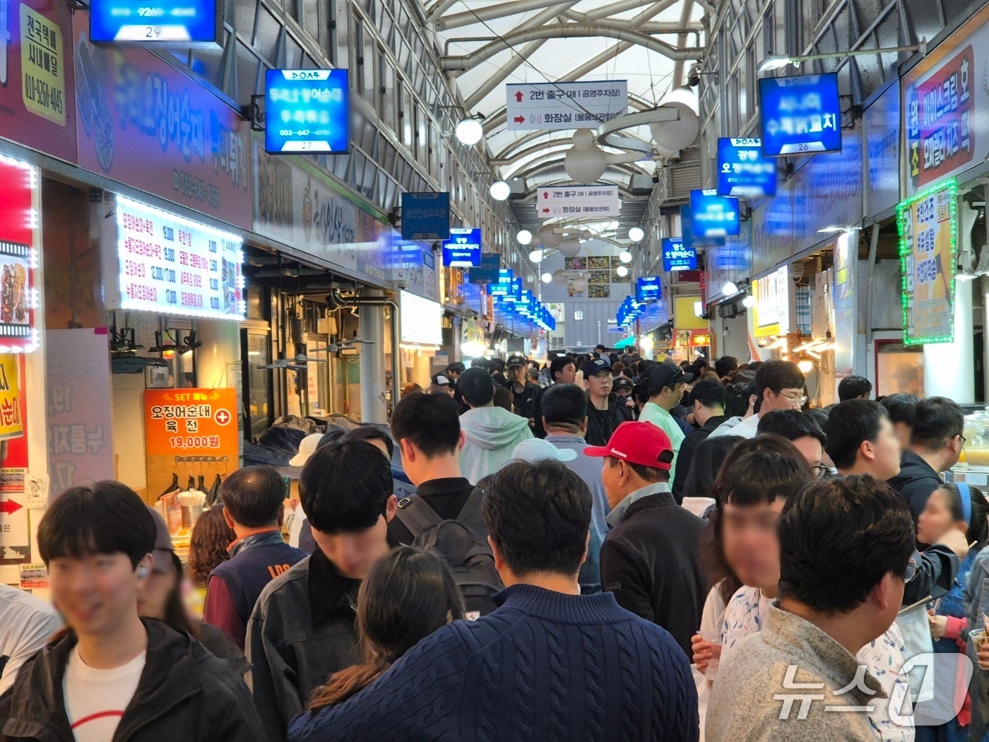 휴일인 11일 강원 강릉 대표 전통시장인 강릉 중앙·성남시장이 나들이객들로 북적이고 있다. 2025.5.11/뉴스1