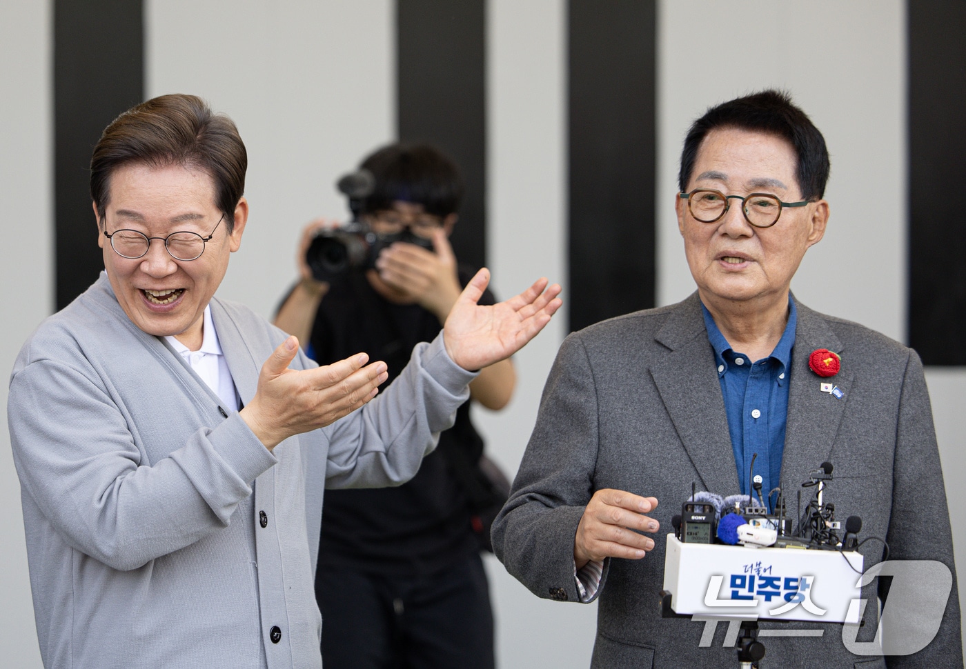 지난 5월 11일 경청투어에 나선 이재명 더불어민주당 대통령 후보가 전남 해남군 군민광장 야외공연장에서 박지원 의원을 소개하고 있다. 2025.5.11/뉴스1 ⓒ News1 이재명 기자