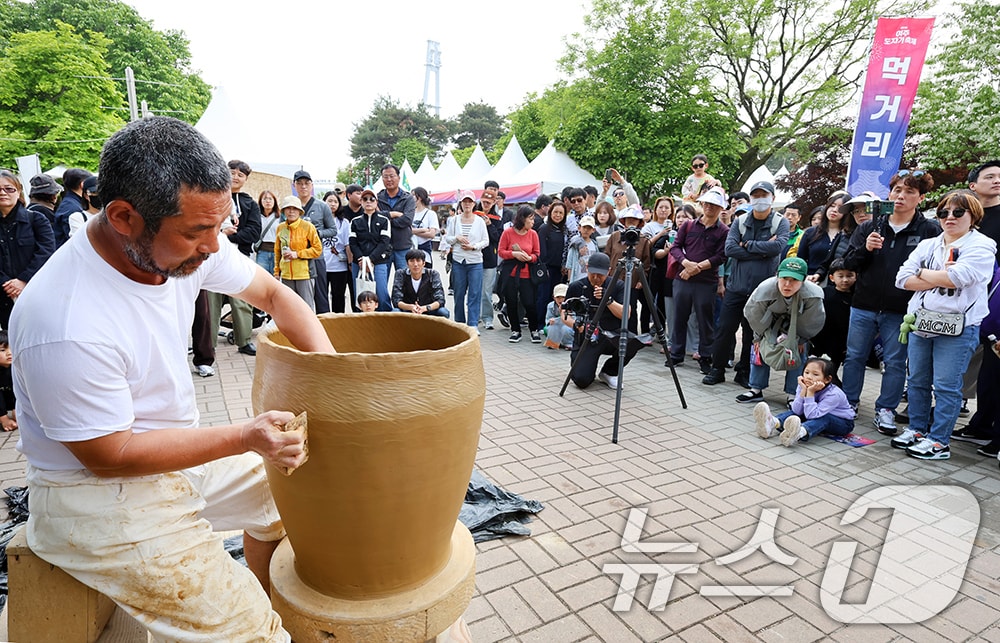 제37회 여주도자기축제 찾은 방문객들이 대형옹기제작 퍼포먼스를 살펴보고 있다.(여주시 제공. 재판매 및 DB 금지) 2025.5.11 ⓒ 뉴스1