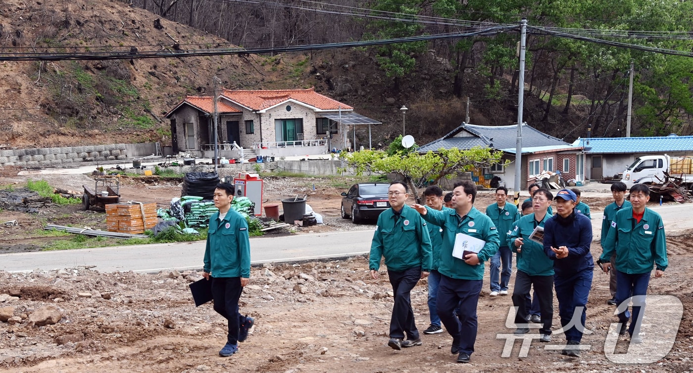 이한경 행정안전부 재난안전관리본부장이 지난 10일 경북 안동시 무릉리 산불 피해지를 방문해 여름철 사면재해에 대비한 응급복구(위험목 제거, 옹벽 설치 등) 현장을 점검하고 있다. (행정안전부 제공. 재판매 및 DB 금지) 2025.5.11/뉴스1